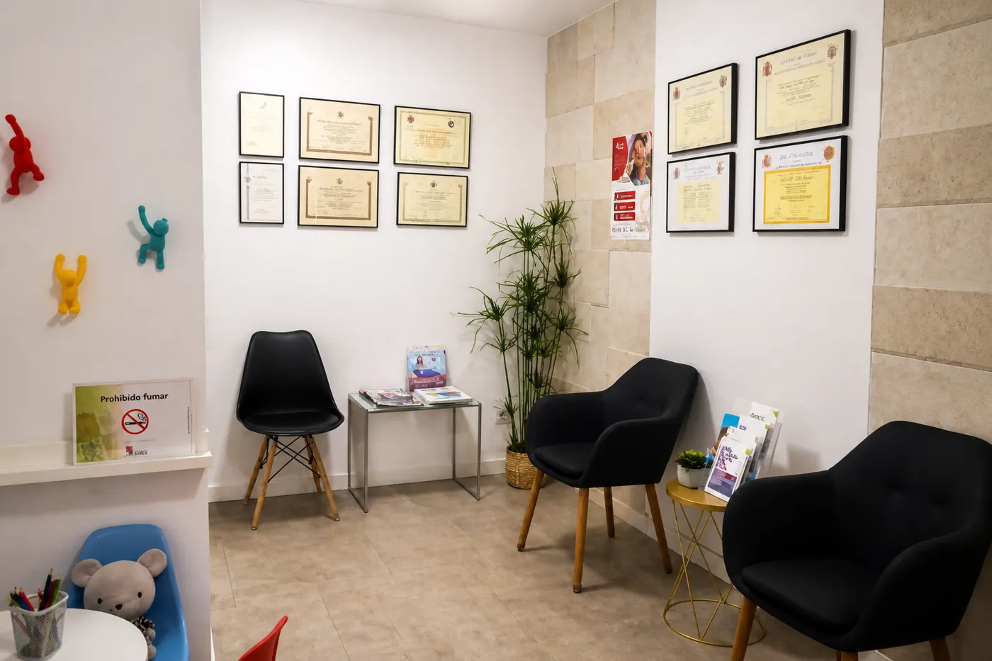 Sala de espera con diplomas y certificaciones