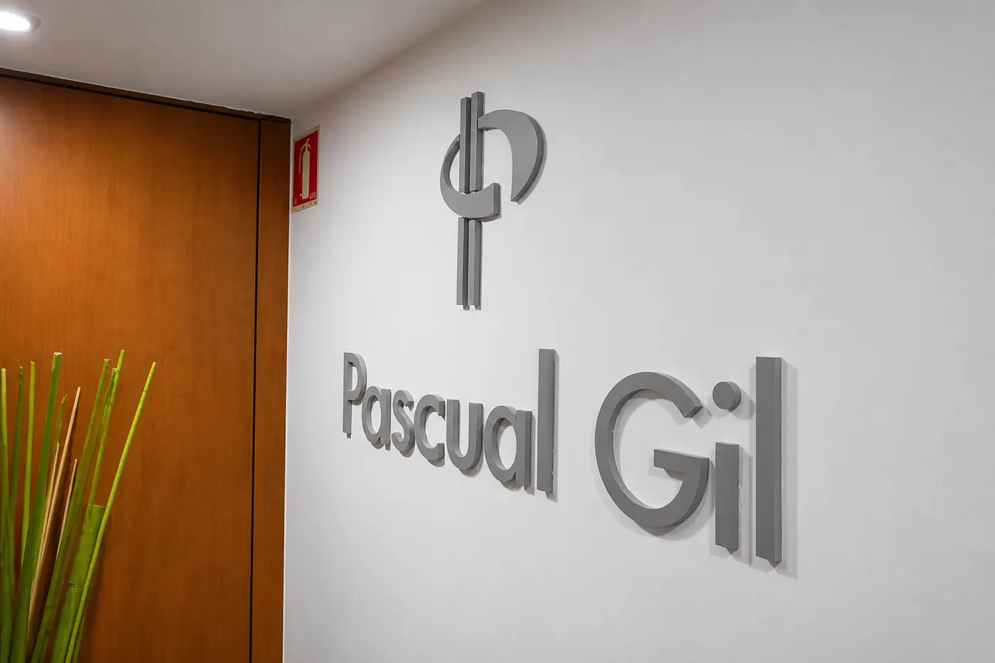 Logo Pascual Gil en la entrada