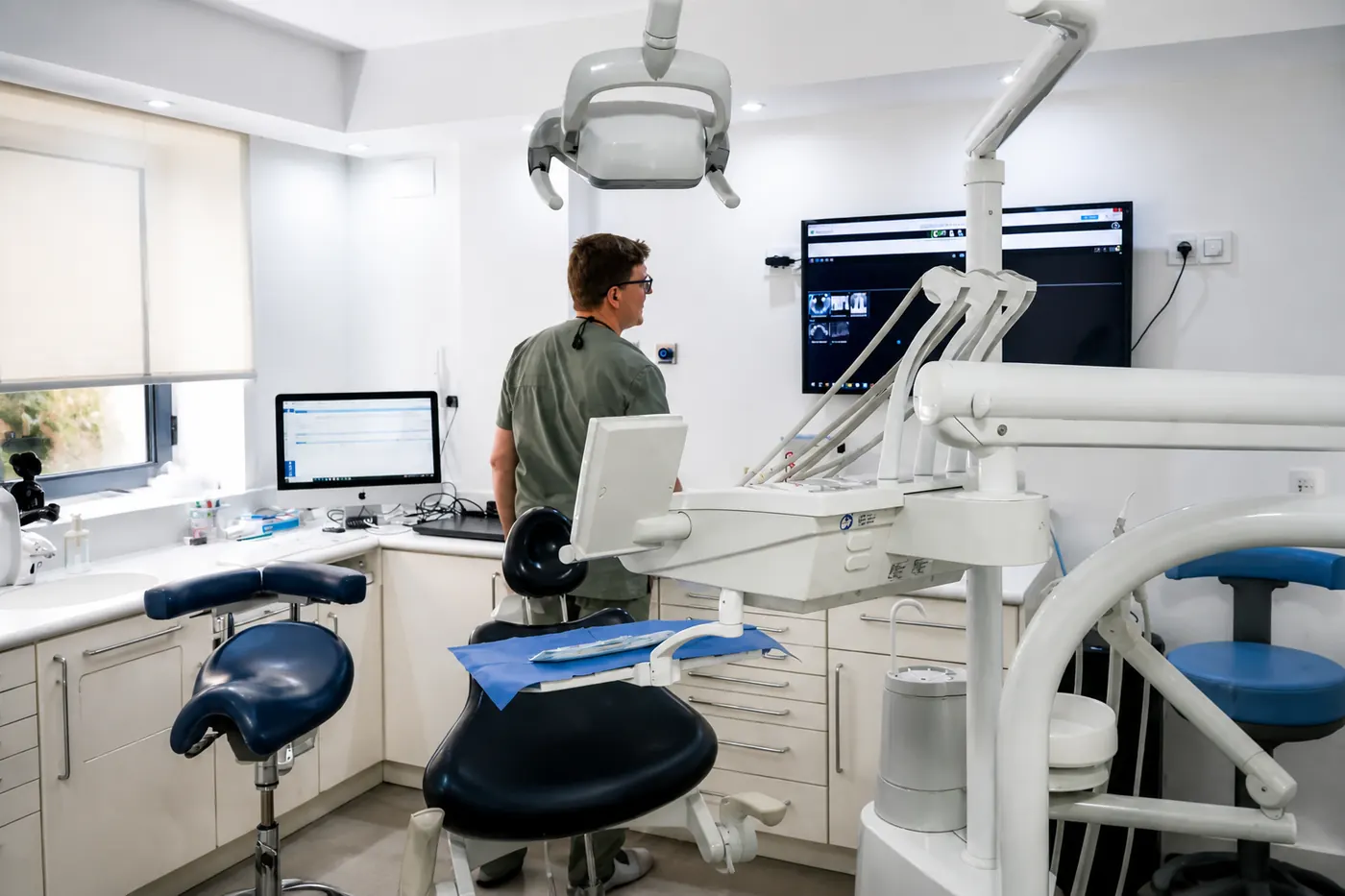 Doctor trabajando en sala dental